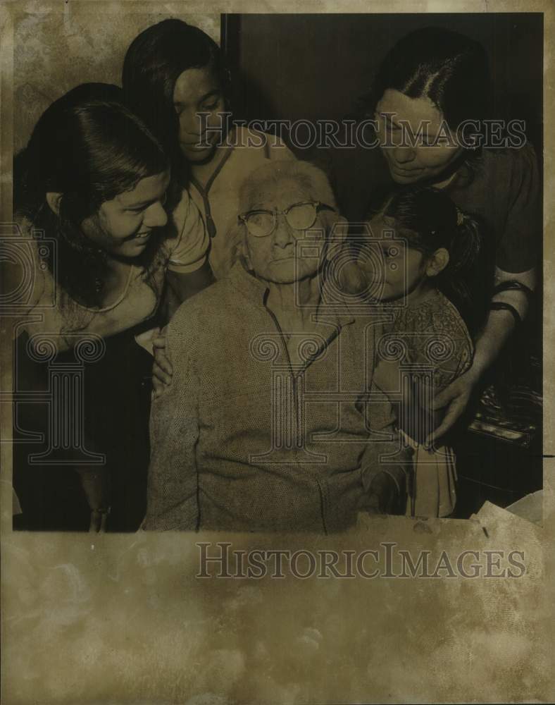 Press Photo 105 year old Manuela Morcada of San Antonio, Texas - Historic Images