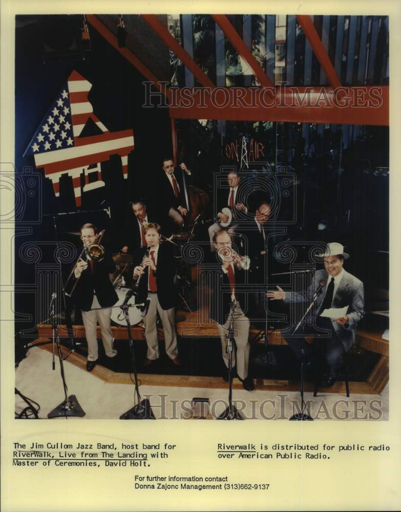 Press Photo The Jim Cullum Jazz Band, Host Band performs at the Riverwalk - Historic Images