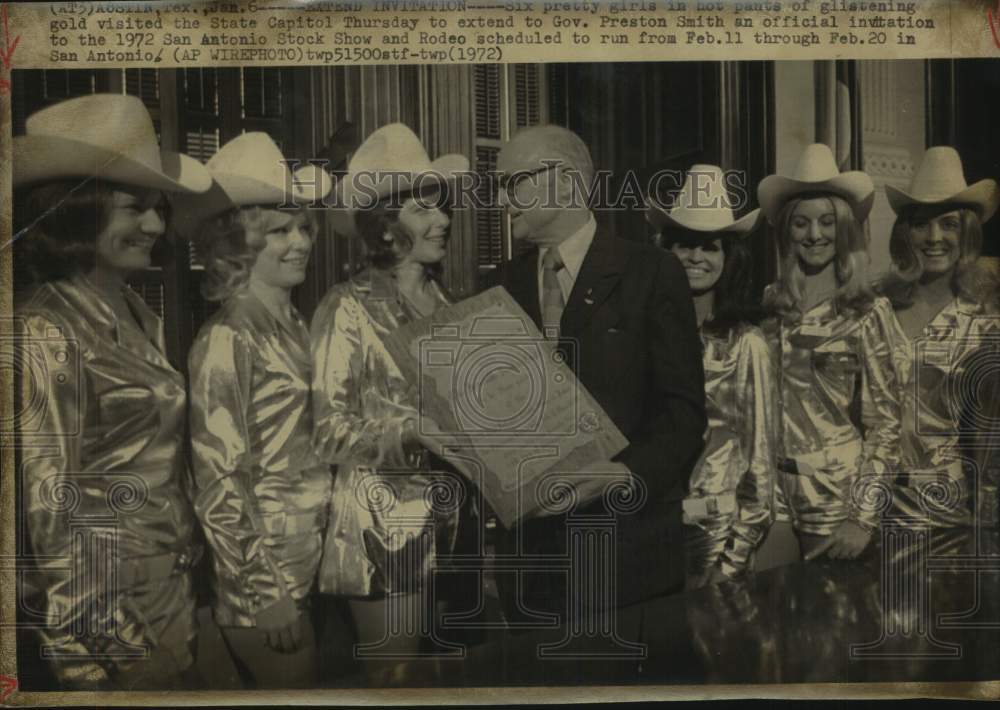 1972 Press Photo Governor Preston Smith at State Capitol with Rodeo Girls - Historic Images