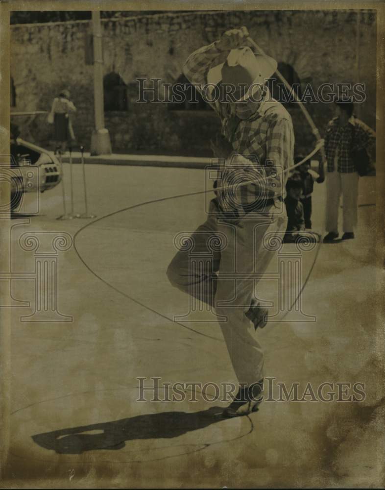 Press Photo Hamilton Floyd performs rope tricks - saa13205 - Historic Images