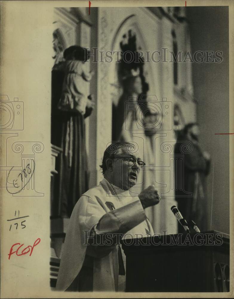 1975 Press Photo Archbishop Frances Furey at podium, Texas - Historic Images
