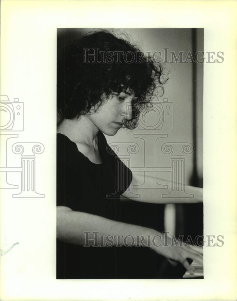 1989 Press Photo Rina Dokshinsky rehearses at Beethoven Hall on piano- Historic Images