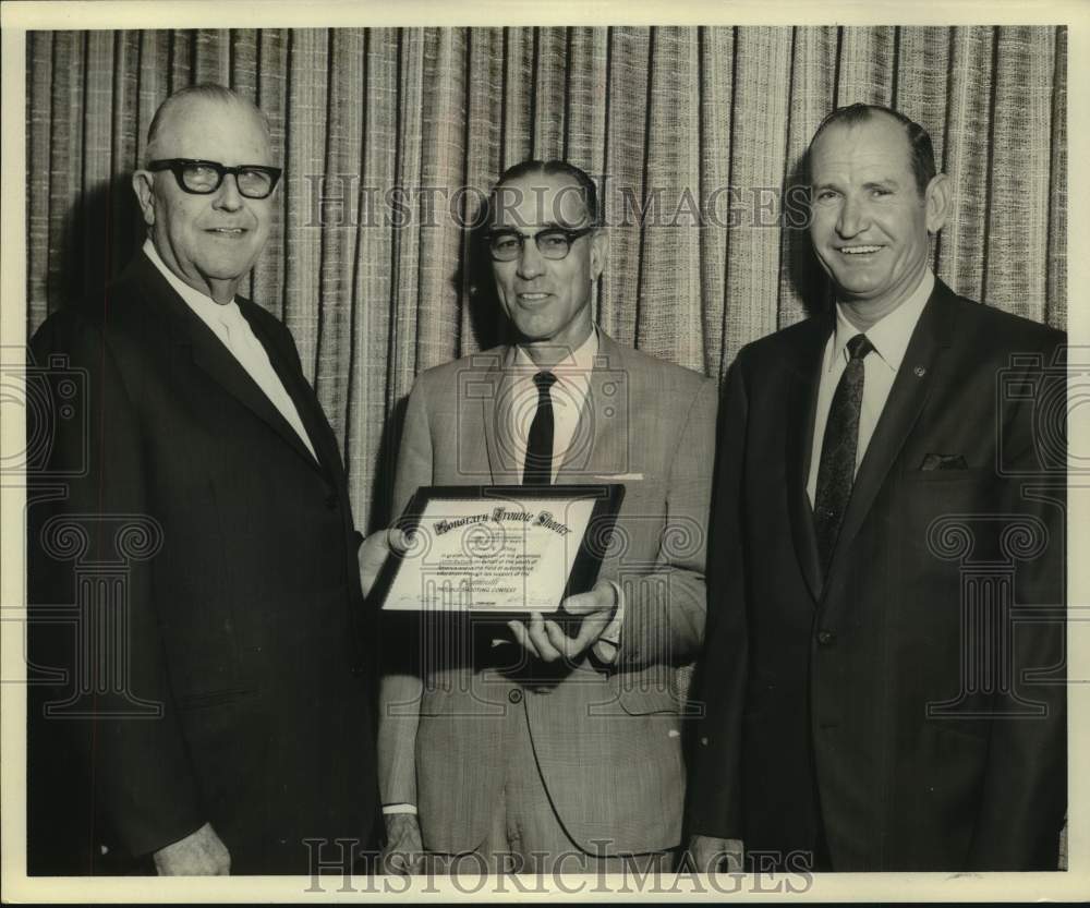 1969 Press Photo George L. Fling awarded Honorary Trouble Shooter with men - Historic Images