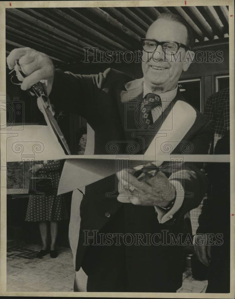 1973 Congressman O. C. Fisher at ribbon cutting ceremony, Texas - Historic Images
