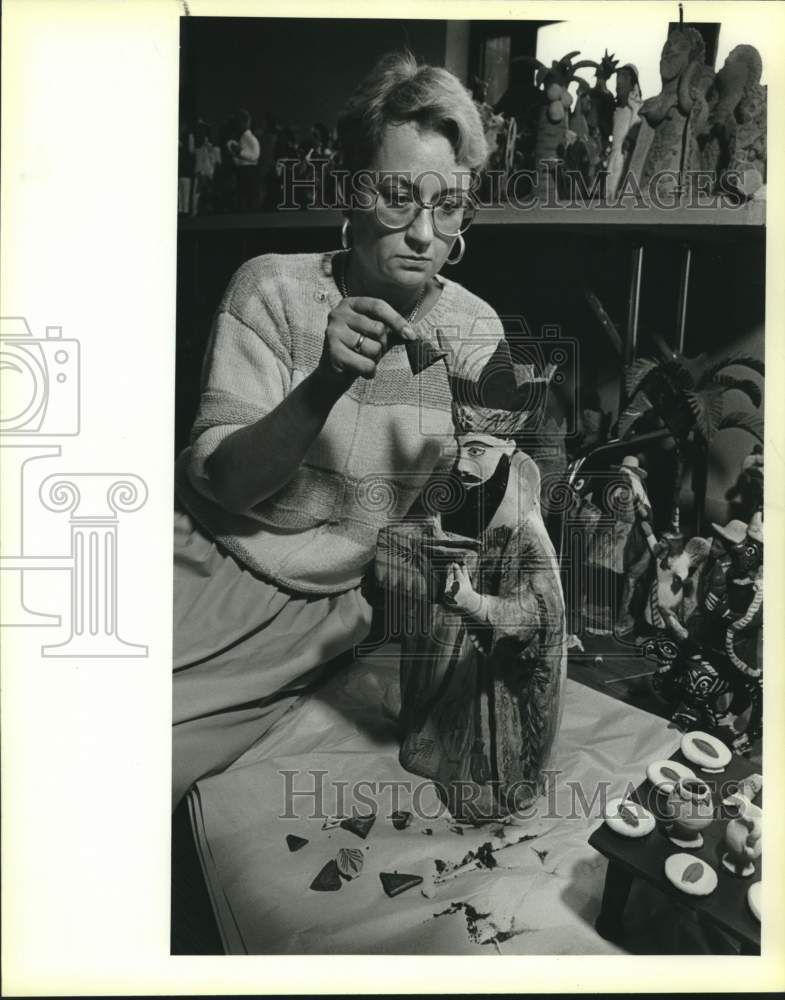 1965 Janet Francis with damaged art at La Villita, Texas - Historic Images
