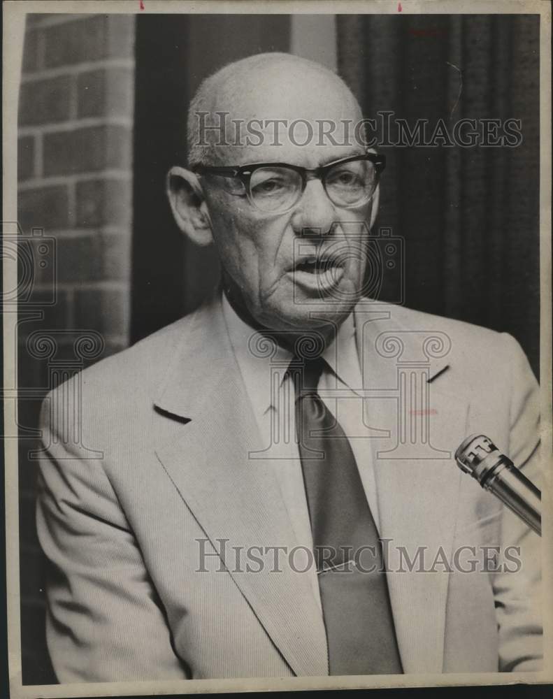 1973 Harry Honn at microphone, Texas - Historic Images
