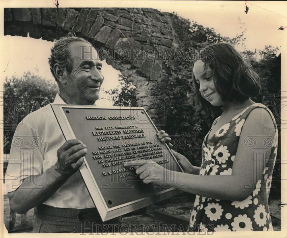 1972 Press Photo Visitors Examine Mission Conception Historic Landmark Plaque - Historic Images