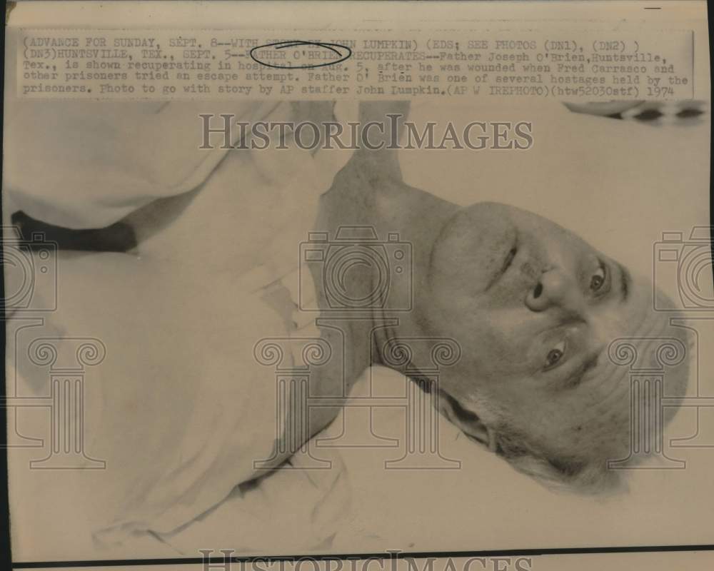 1974 Press Photo Father O&#39;Brien injured during prisoners escape attempt, Texas - Historic Images