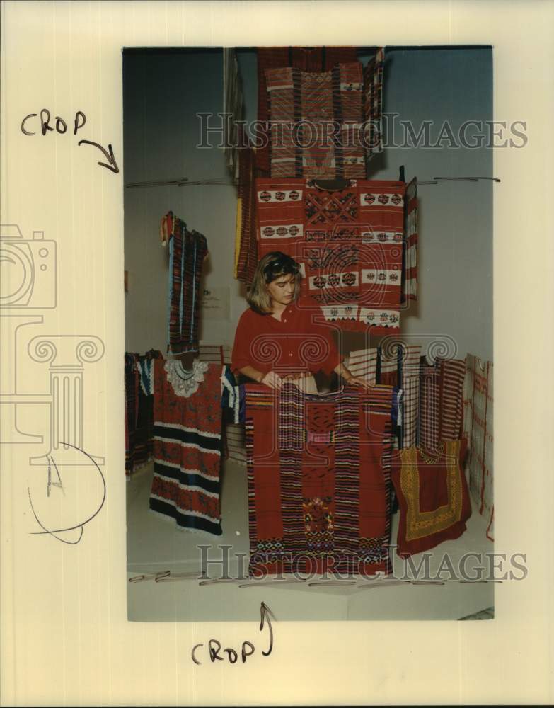 Press Photo Artist Renata Gerlero, of Mexico,helping with an arts exhibit, Texas - Historic Images