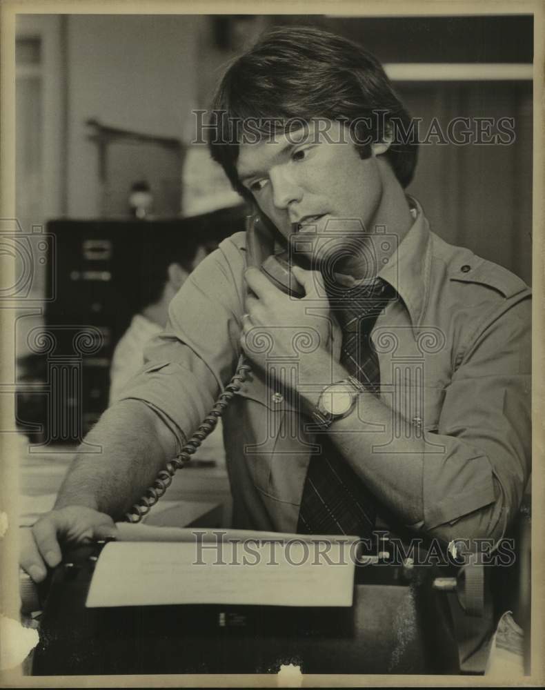 1978 Press Photo Jeff Devens, city editor on phone at his desk, Texas- Historic Images