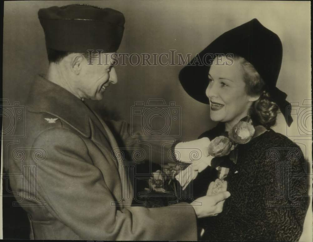 1942 Press Photo Madeline Carroll, actress with Colonel E. W. Opie, Maryland - Historic Images