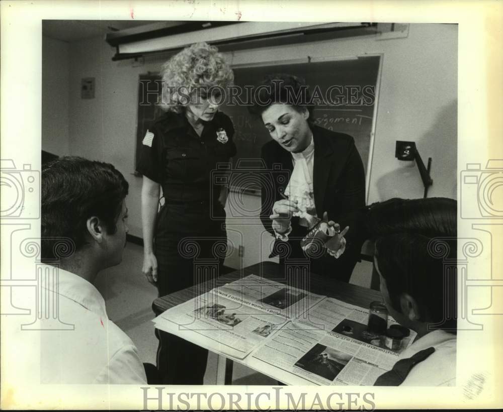 Press Photo Barbara Niemann with Police Officers at Fingerprinting Demonstration - Historic Images