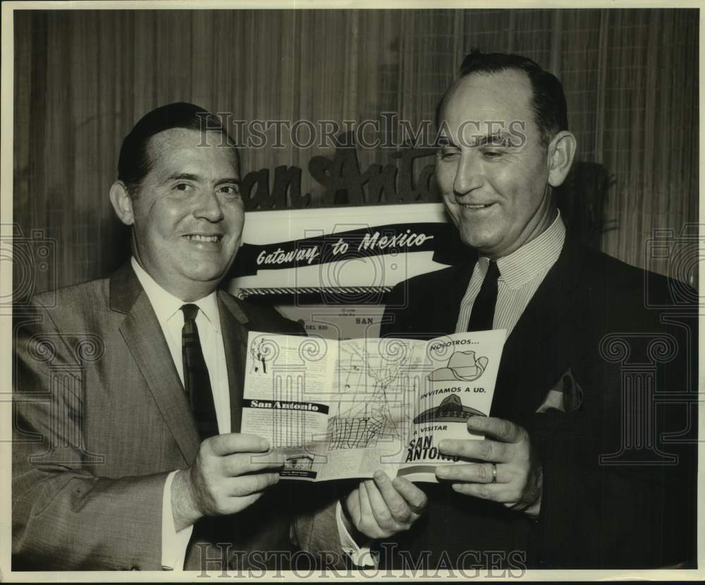 1965 Press Photo Mr. Mullins, San Antonio Chamber Latin Affairs Manager at Event - Historic Images