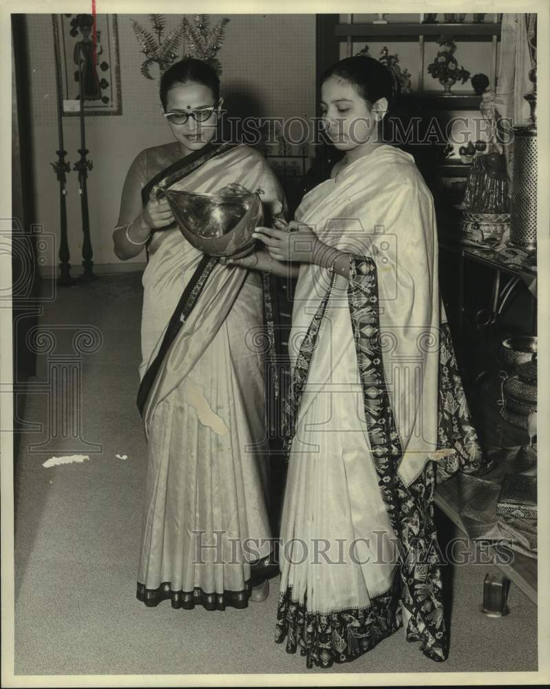 1961 Press Photo Patsy Pandiyathumparambil, Mrs. P. Narasimha at Frost's,Texas - Historic Images