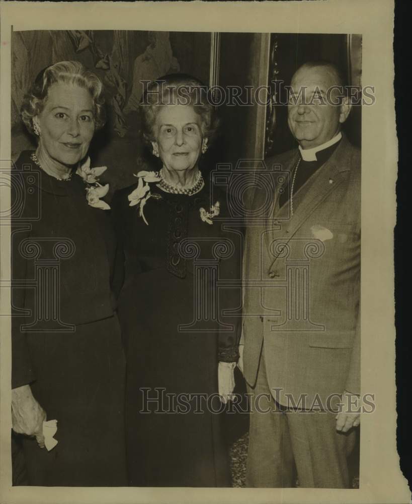 1969 Press Photo Right Reverend Harold C. Gosnell and ladies at luncheon, Texas - Historic Images
