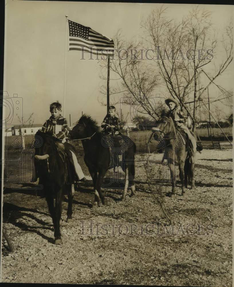 Press Photo Fred Payne&#39;s Three Sons on Horseback - saa17831 - Historic Images