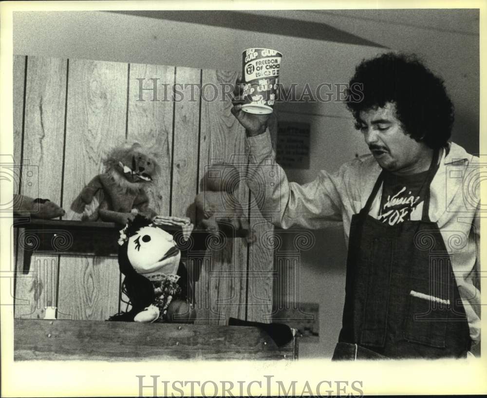 1984 Press Photo Larry Garcia, puppet maker, give a play with his puppets, Texas- Historic Images