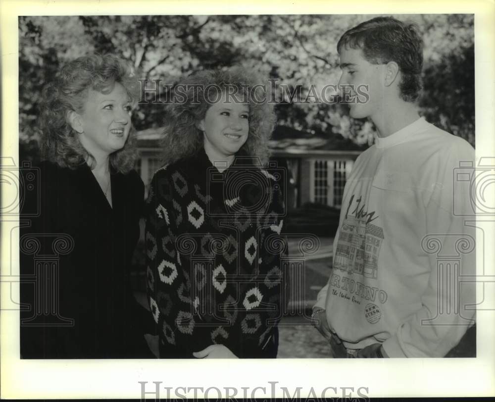 1988 Press Photo Susan Monsalvo at Symphony League Teen Board with Members- Historic Images