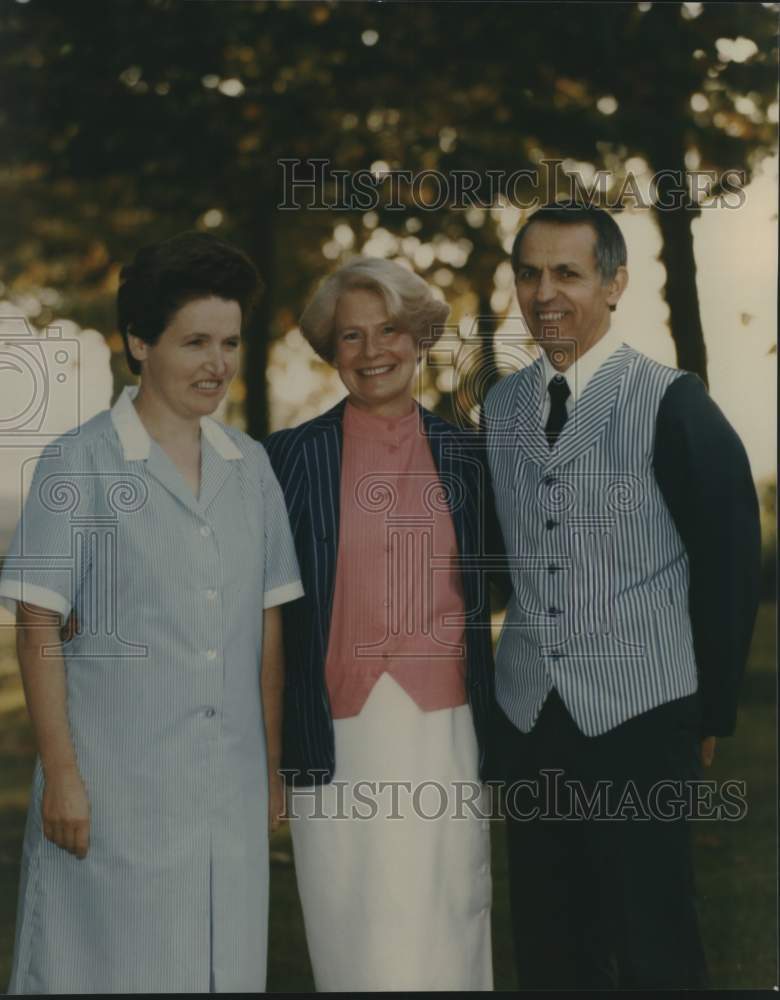 Press Photo Château Loudeene employees - Historic Images
