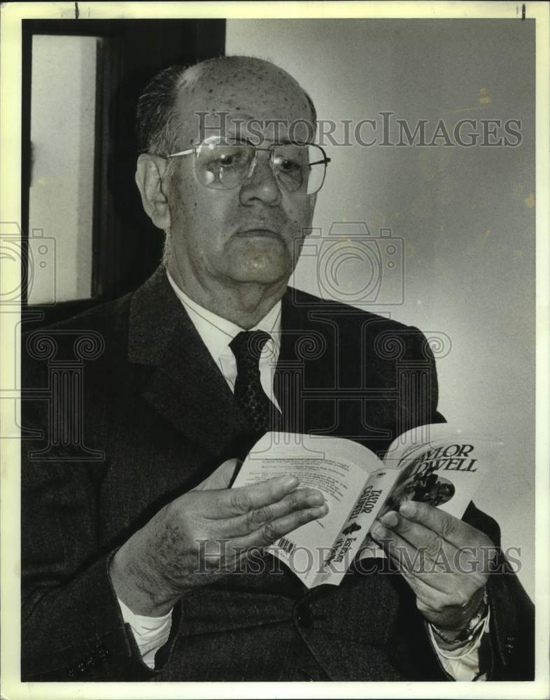 1988 Press Photo Francisco Porrua, Owner of Worlds Largest Bookstore - saa20815- Historic Images