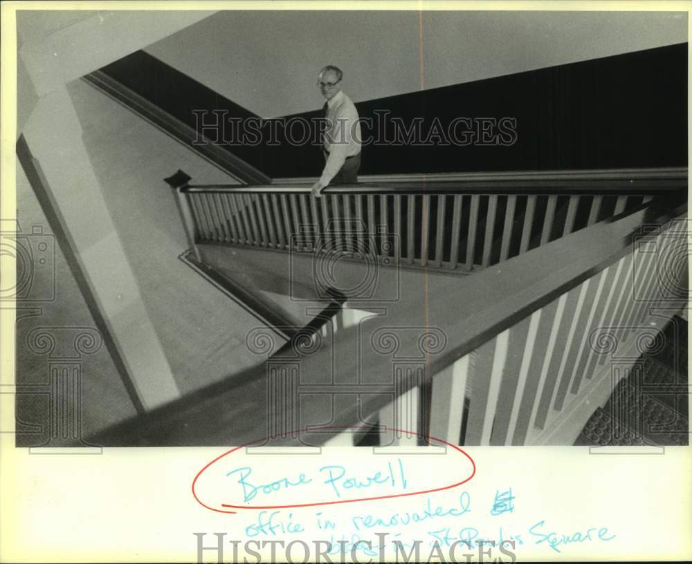 Press Photo Architect Boone Powell at St. Paul Square Office Building Staircase - Historic Images