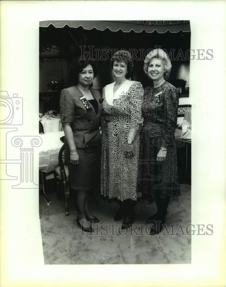 1992 Press Photo Secretary of the Year Maggie Rios with Attendees at Event - Historic Images