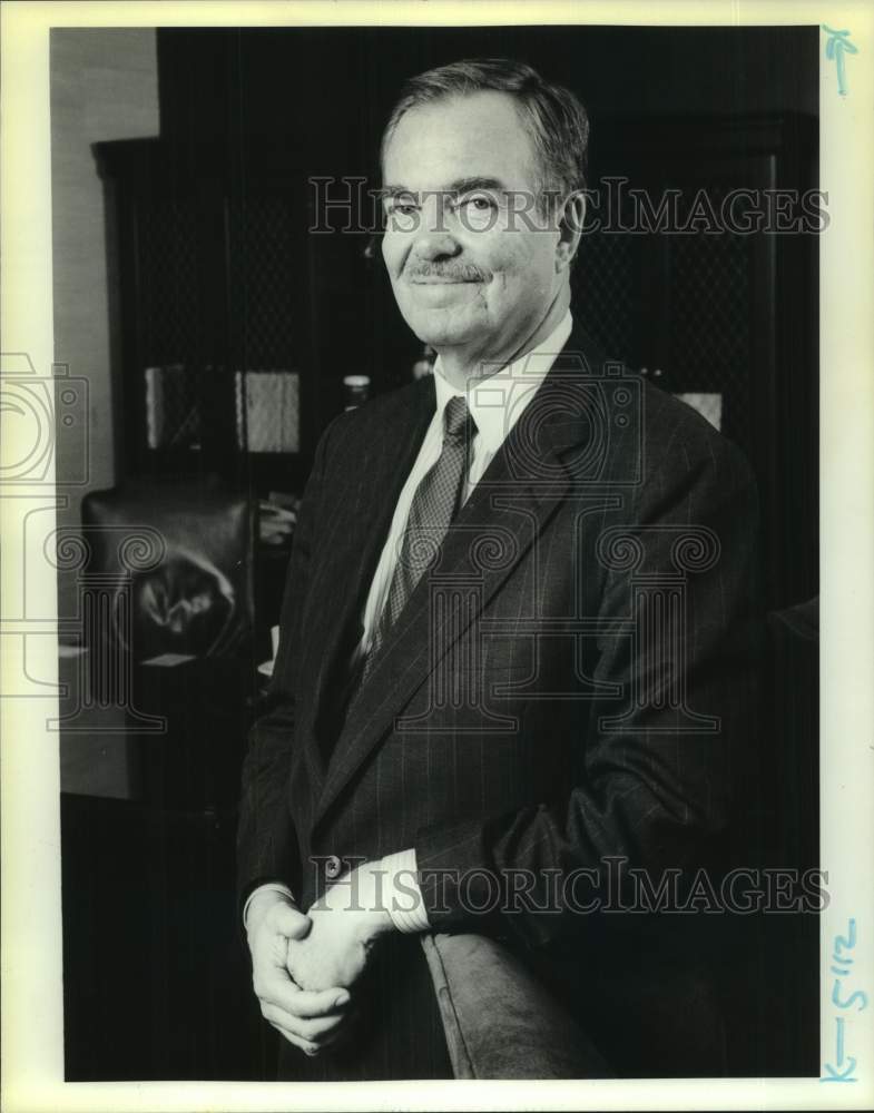 1989 Press Photo Tom Robertson, San Antonio branch of Federal Reserve, Texas - Historic Images