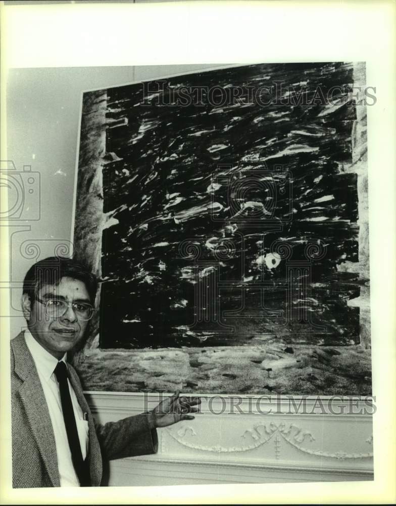 1985 Press Photo Felipe Reyes next to painting in the Koehler house, Texas - Historic Images