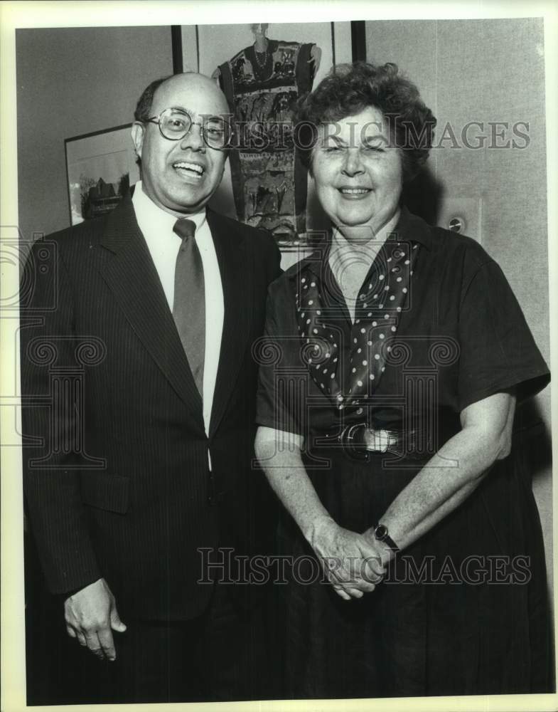 1990 Press Photo Lee Reyna, Fine Arts Committee Member at Bright Shawl Luncheon-Historic Images