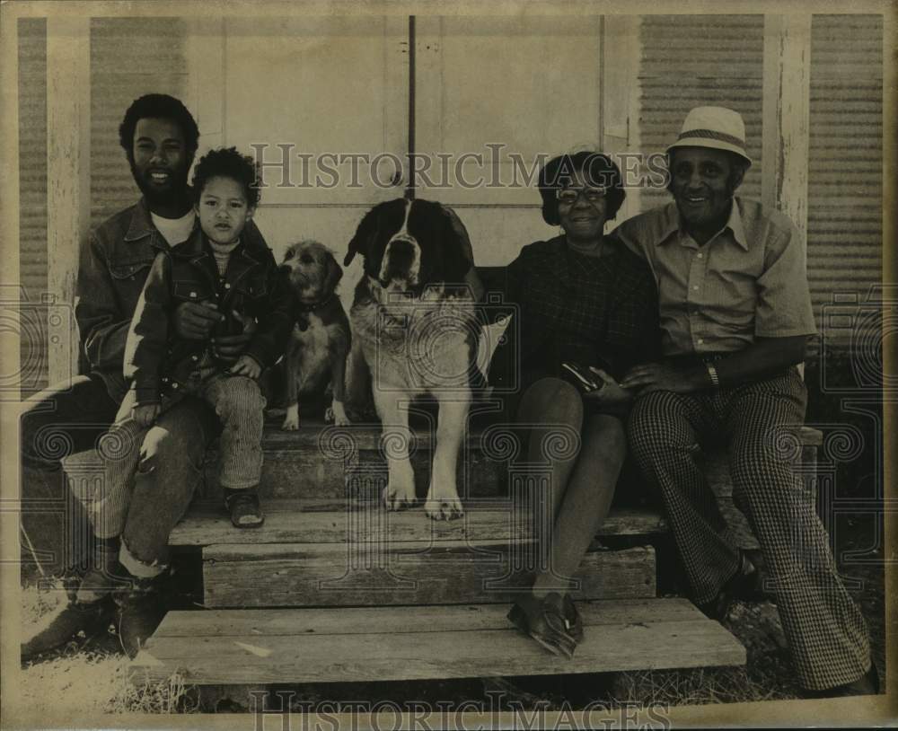 1974 Press Photo Artist Jonas perkins with Parents and Son at Country Home - Historic Images