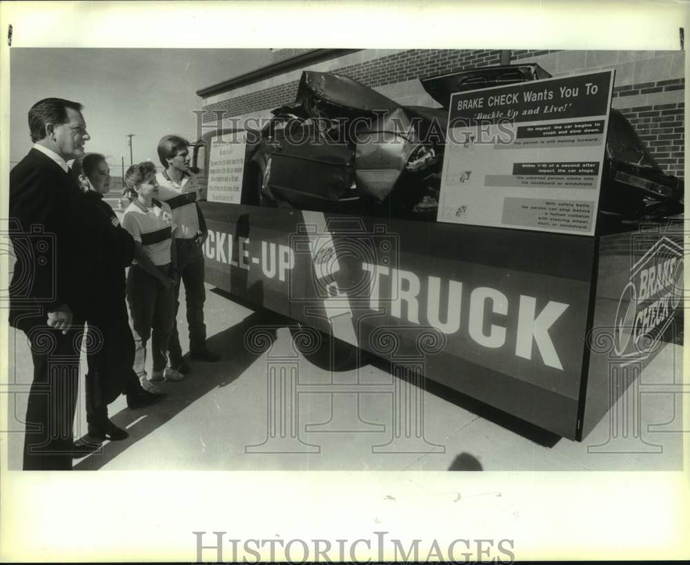 1987 Press Photo John Peveto at Southside High School Buckle-Up Truck - Historic Images