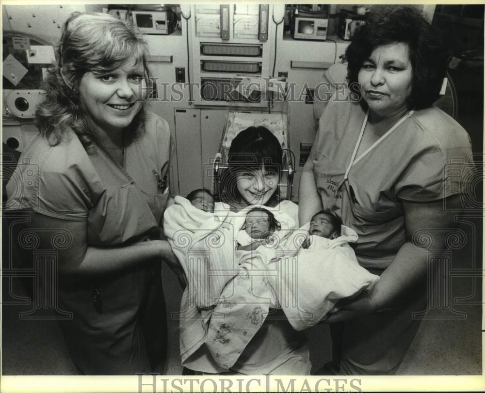1985 Press Photo Julie Ramirez with Triplet Babies and Nurses in Hospital-Historic Images