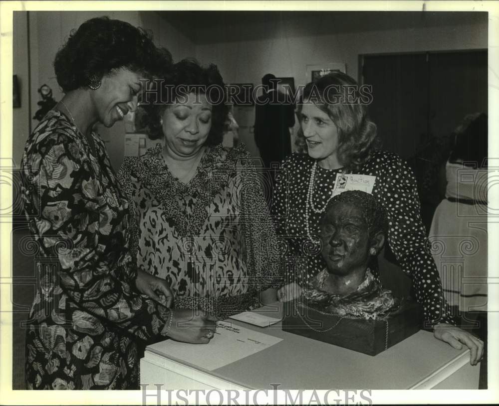 1988 Press Photo Carver Community Cultural Center Art Auction - Historic Images