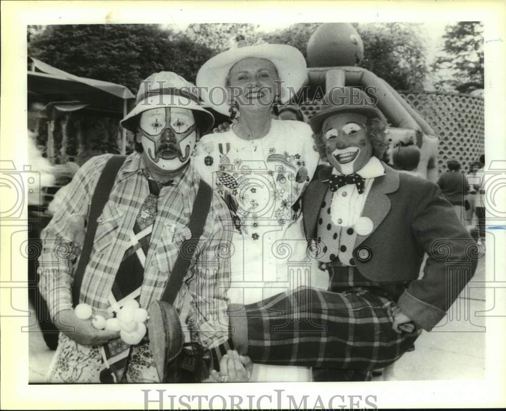 1991 Press Photo Judy Renick, Library Foundation Parade Chairman with Clowns - Historic Images