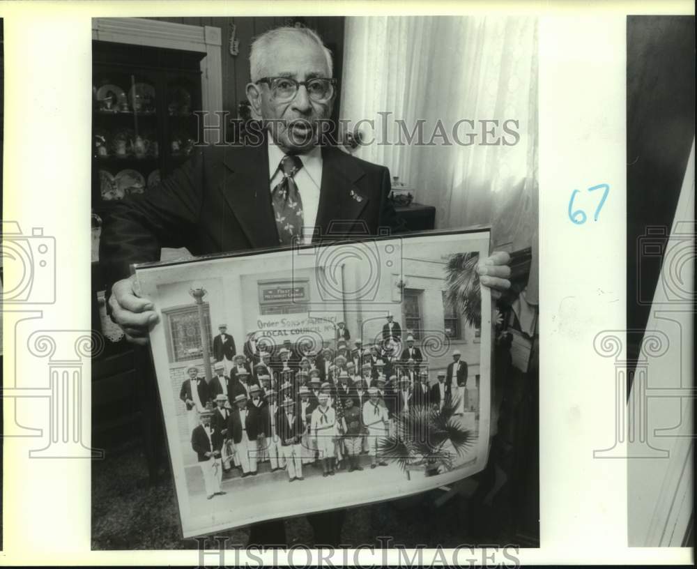 1989 Nazario Reyes with photo of Order of Sons of America, Texas - Historic Images