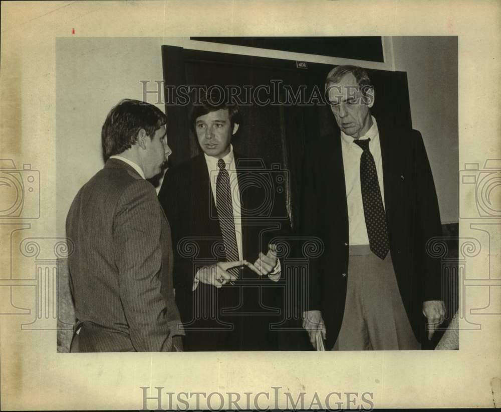 1982 Press Photo City Attorney Crawford Reeder at City Hall with Colleagues - Historic Images