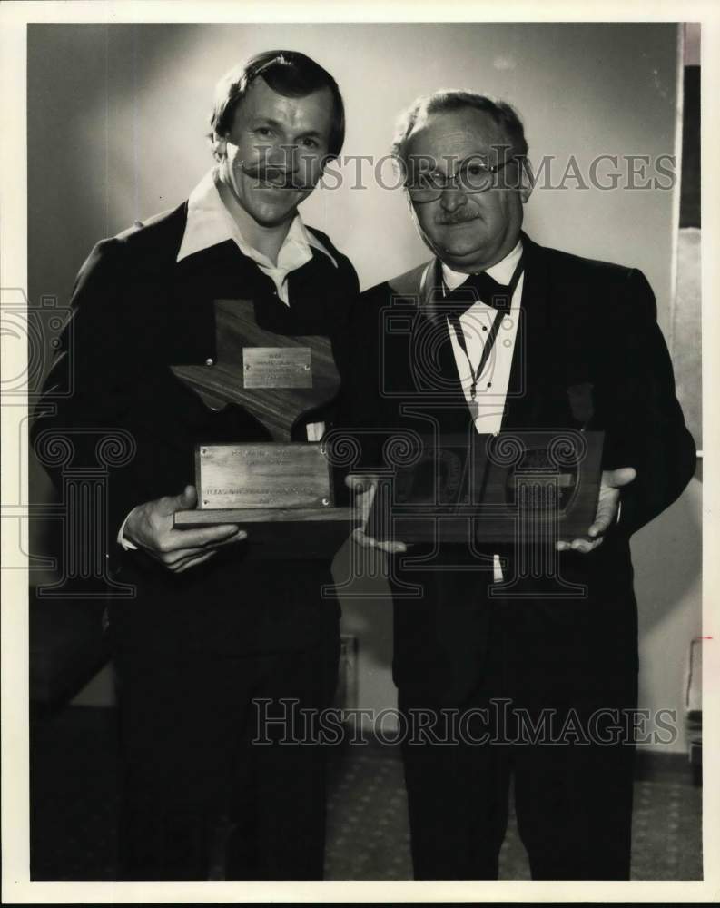 1975 Press Photo Eldon &quot;Bud&quot; Shannon with Photographer James W. Zintgraff, Jr. - Historic Images