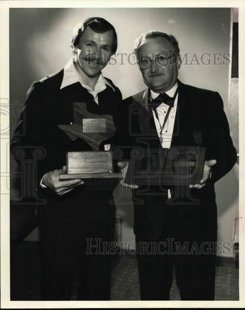 1975 Press Photo Eldon "Bud" Shannon with Photographer James W. Zintgraff, Jr. - Historic Images