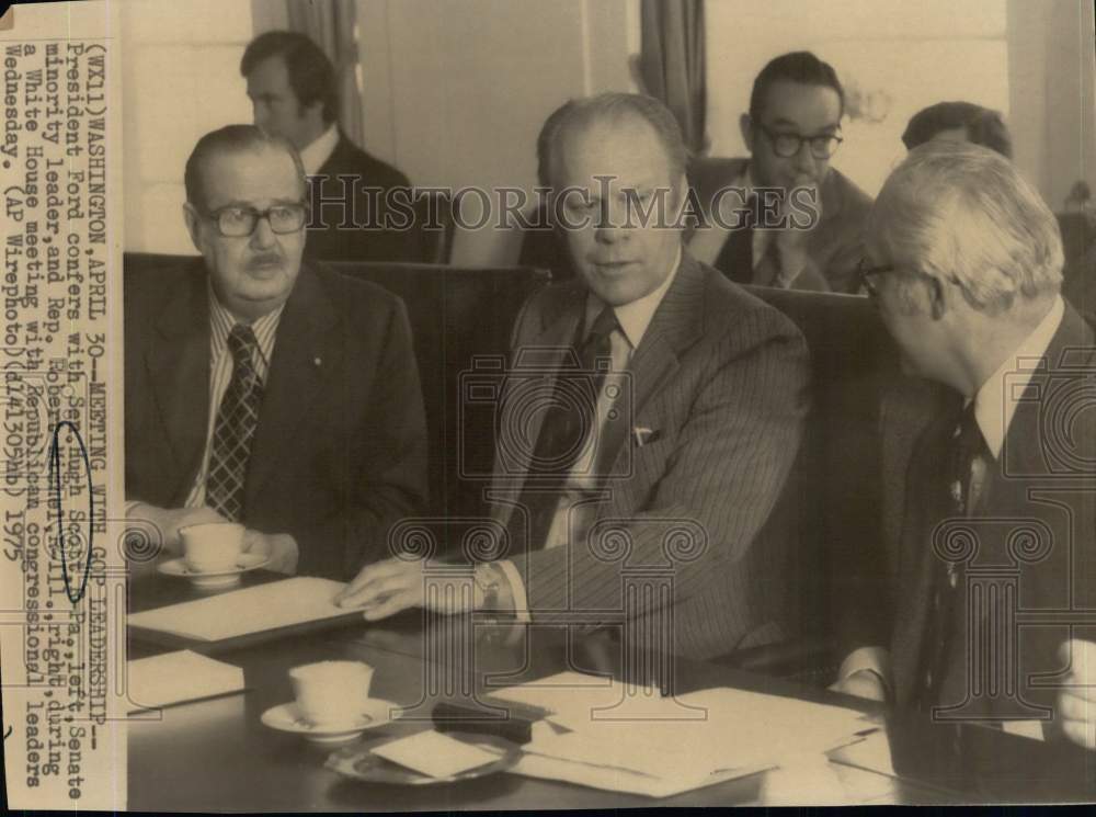 1975 Press Photo President Ford with Hugh Scott and Robert Michel, Washington - Historic Images