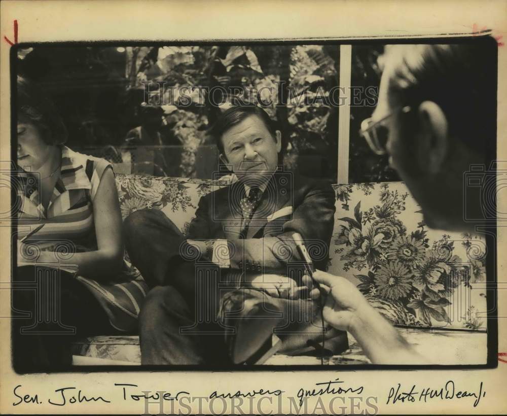1977 Press Photo Senator John Tower answering questions from reporter, Texas- Historic Images