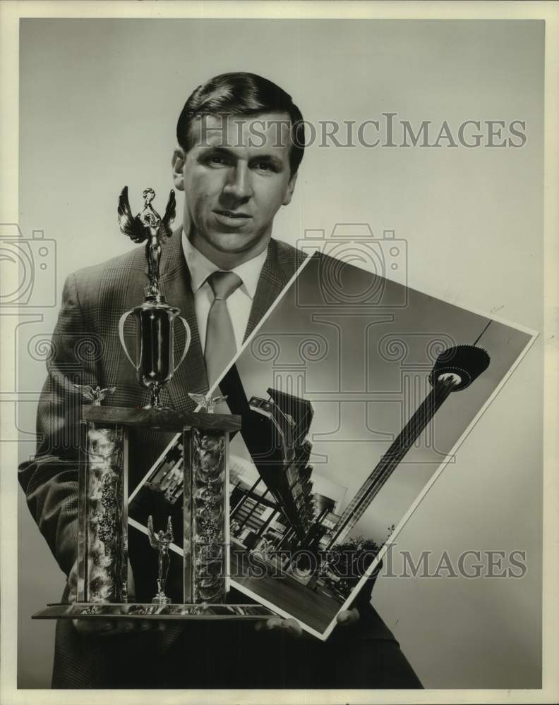 1969 Press Photo Photographer Eldon &quot;Bud&quot; Shannon with award and print, Texas - Historic Images
