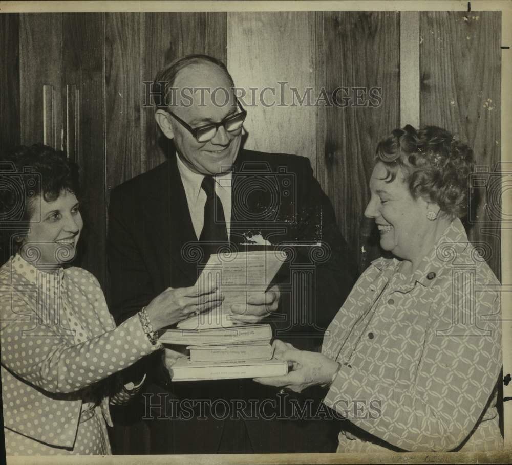 1974 Press Photo Mrs. James A. McKay, Mike Sexton, Mrs. W. M. Ives holding books - Historic Images