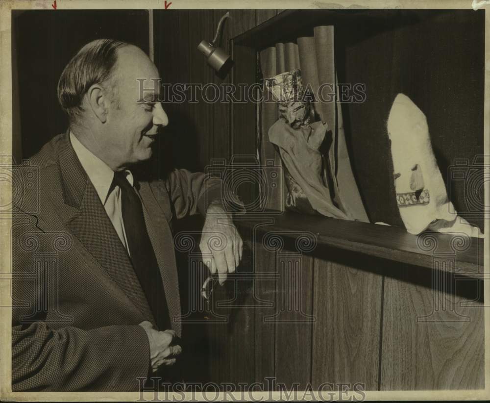 1974 Press Photo Mike Sexton watching puppet show - Historic Images
