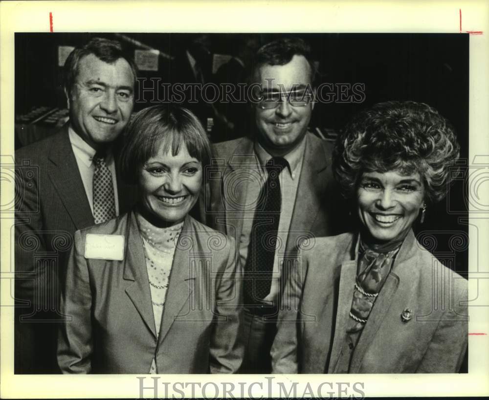 1983 Press Photo KLRN-TV presented Honorary Directors Award, Texas - Historic Images