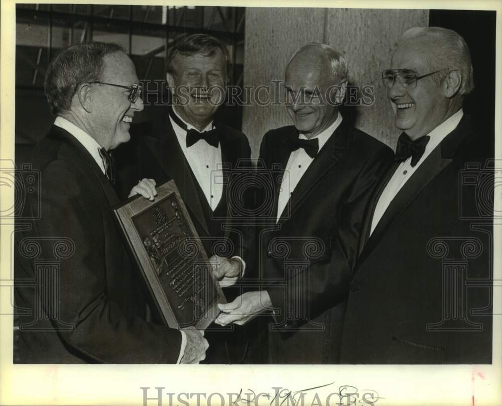 1984 Press Photo C. L. "Chet" Todd honored by Jewish Hospital Center, Texas - Historic Images