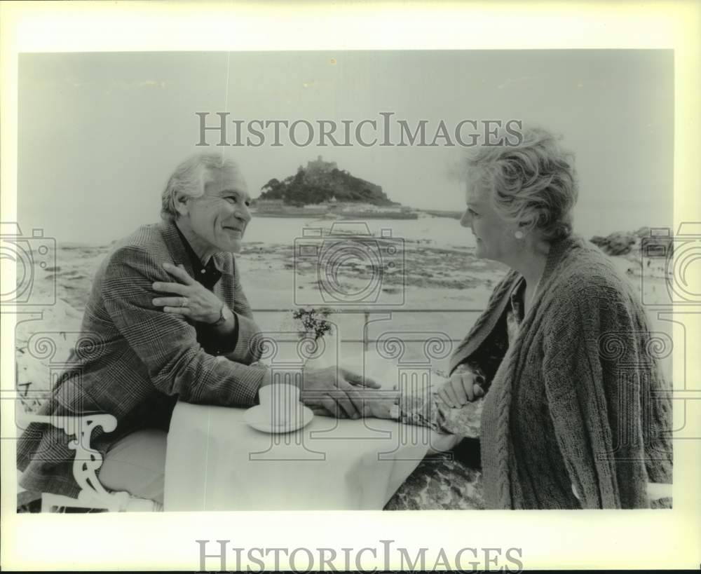 Press Photo Angela Lansbury and Sam Wanamaker in scene from "The Shell Seekers" - Historic Images