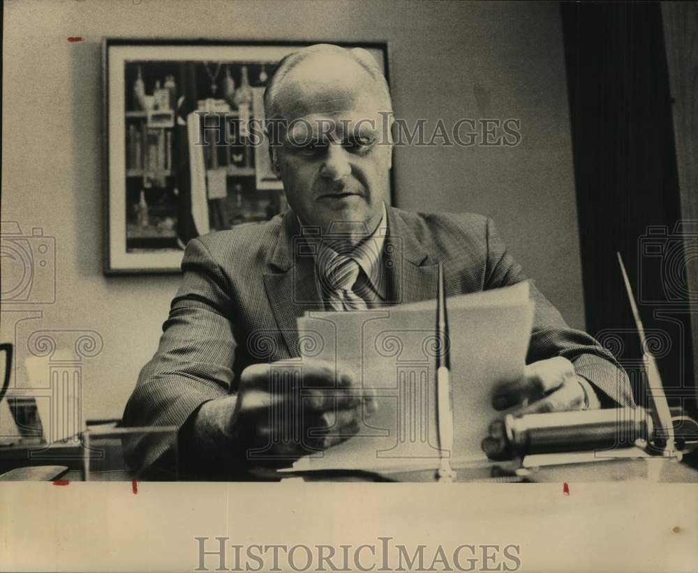 1973 Press Photo Chester Todd at his desk reviewing papers - Historic Images
