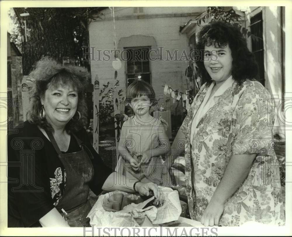 1990 Press Photo Artists Roberta Hartlove and Elena Selles, at Art Show, Texas - Historic Images