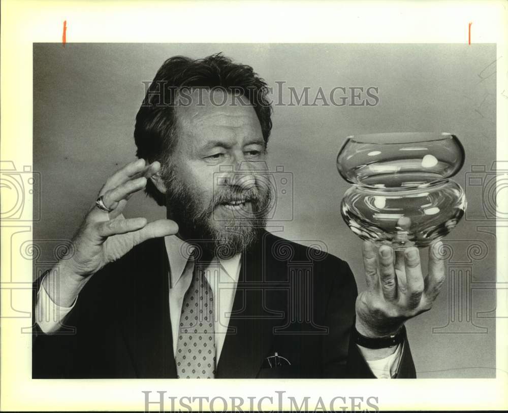 1986 Press Photo Glass designer Paul Schultze holding one of his designs, Texas - Historic Images