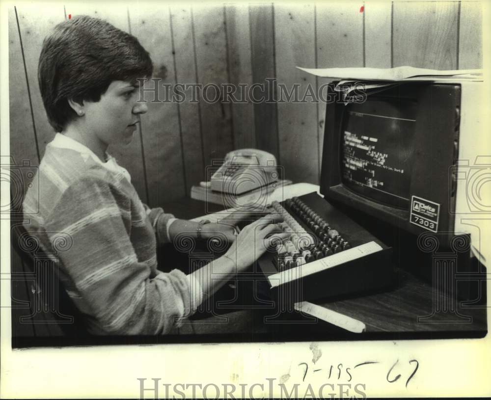 1983 Press Photo Leslie Shields, Express-News staff working at computer, Texas - Historic Images